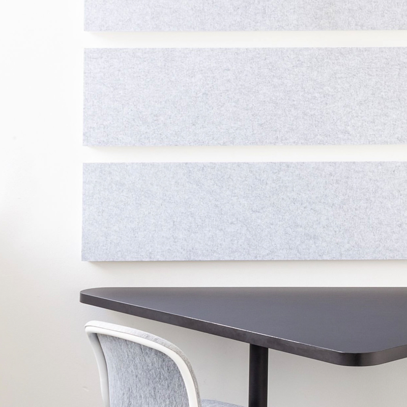 Panel fonoabsorbente de fibra de poliéster ranurado y personalizable Panel fonoabsorbente de fibra de poliéster ranurado y personalizable